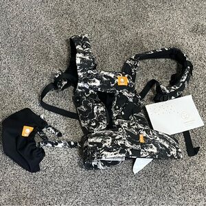 Tula Black and White Carrier